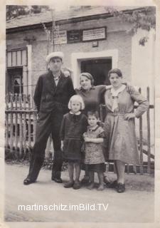 Mittewald, Familie Fritz vor dem Wohnhaus - Mittewald - alte historische Fotos Ansichten Bilder Aufnahmen Ansichtskarten 