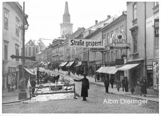 Villach Hauptplatz, Straße gesperrt - Villach - alte historische Fotos Ansichten Bilder Aufnahmen Ansichtskarten 