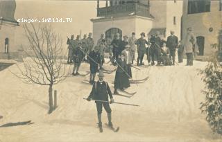 Unterbergen Skikurs vor dem Karawankenhof - Klagenfurt Land - alte historische Fotos Ansichten Bilder Aufnahmen Ansichtskarten 