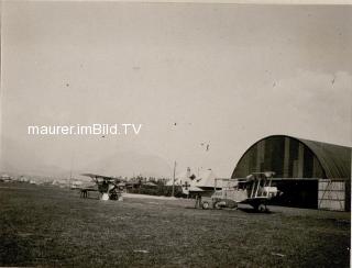 Am Flugplatz in Villach - Villach - alte historische Fotos Ansichten Bilder Aufnahmen Ansichtskarten 