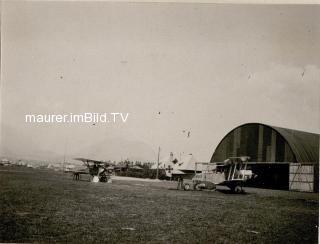 Am Flugplatz in Villach - Europa - alte historische Fotos Ansichten Bilder Aufnahmen Ansichtskarten 