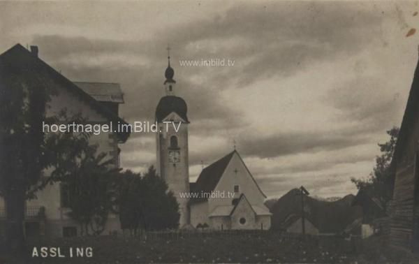 um 1925 - Dorfplatz Unterassling mit altem Schulhaus